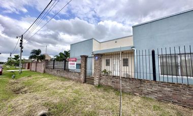 Casa en Venta en terreno de 625 m², 5 ambientes. Garage. Parrilla. Gran parque verde. Barrio Los Naranjos, Zárate