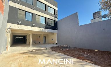 Departamento de 4 ambientes con jardín o terraza privada y cocheras - Villa Ballester