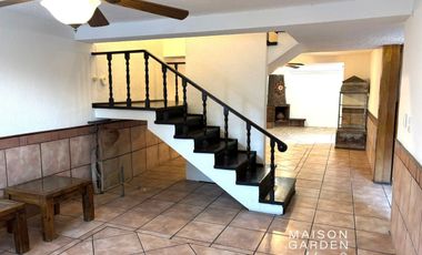 Casa en Venta en Fraccionamiento cerrado con elevador y departamento (3er nivel)