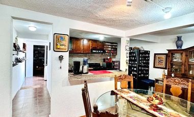 Casa en Venta en Fraccionamiento cerrado con elevador y departamento (3er nivel)