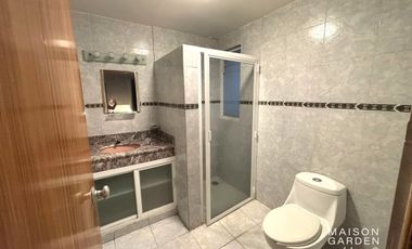 Casa en Venta en Fraccionamiento cerrado con elevador y departamento (3er nivel)