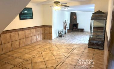 Casa en Venta en Fraccionamiento cerrado con elevador y departamento (3er nivel)