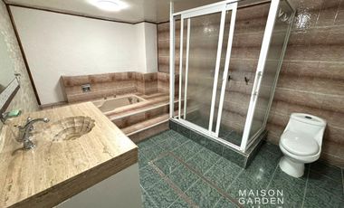 Casa en Venta en Fraccionamiento cerrado con elevador y departamento (3er nivel)