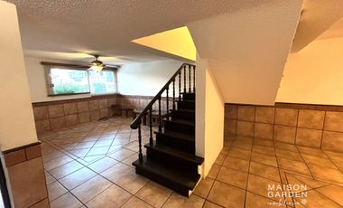 Casa en Venta en Fraccionamiento cerrado con elevador y departamento (3er nivel)