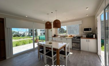 Venta de casa  3 ambientes en Barrio privado Costa del Sol. Mar chiquita.