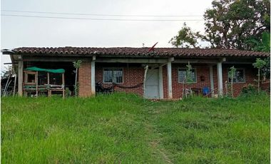 Casa-lote en la vía Alcalá-Cartago