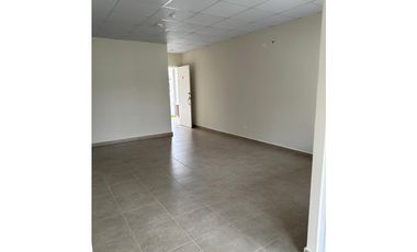 Se Alquila casa vacía en Versalles Oeste III