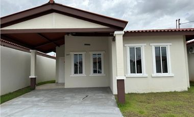 Se Alquila casa vacía en Versalles Oeste III