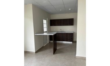 Se Alquila casa vacía en Versalles Oeste III