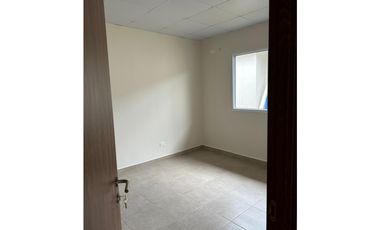 Se Alquila casa vacía en Versalles Oeste III