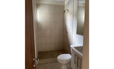 Se Alquila casa vacía en Versalles Oeste III