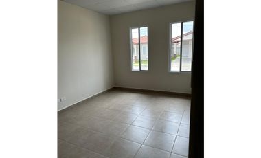 Se Alquila casa vacía en Versalles Oeste III