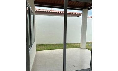 Se Alquila casa vacía en Versalles Oeste III