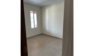 Se Alquila casa vacía en Versalles Oeste III