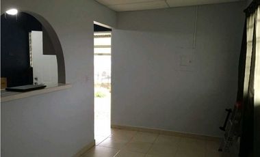 ALQUILER CASA EN DAVID.  DETRAS   DEL MALL. COMPLETAMENTE CERCADA