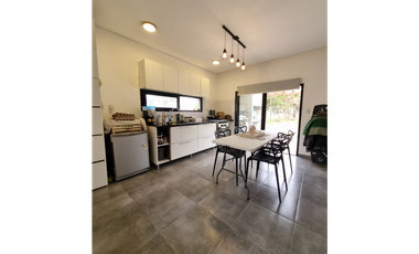 Casa 2 dormitorios impecable y tranquila en Villa Monte Alto