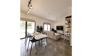Casa 2 dormitorios impecable y tranquila en Villa Monte Alto