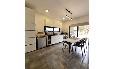 Casa 2 dormitorios impecable y tranquila en Villa Monte Alto