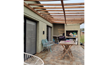 Casa 2 dormitorios impecable y tranquila en Villa Monte Alto
