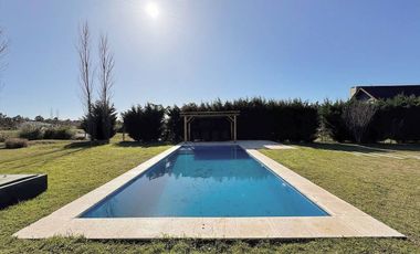 VENTA CASA EXCLUSIVO BARRIO LA ARBOLADA 5 AMB