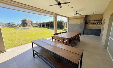 VENTA CASA EXCLUSIVO BARRIO LA ARBOLADA 5 AMB