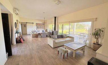VENTA CASA EXCLUSIVO BARRIO LA ARBOLADA 5 AMB
