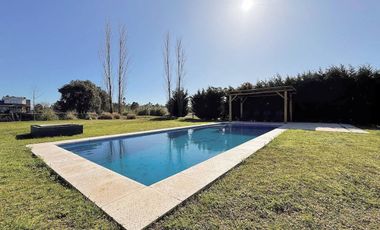VENTA CASA EXCLUSIVO BARRIO LA ARBOLADA 5 AMB