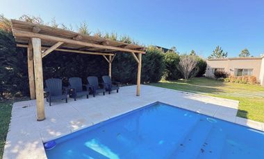 VENTA CASA EXCLUSIVO BARRIO LA ARBOLADA 5 AMB