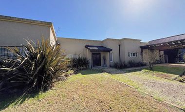 VENTA CASA EXCLUSIVO BARRIO LA ARBOLADA 5 AMB