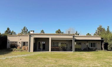 VENTA CASA EXCLUSIVO BARRIO LA ARBOLADA 5 AMB