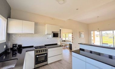 VENTA CASA EXCLUSIVO BARRIO LA ARBOLADA 5 AMB