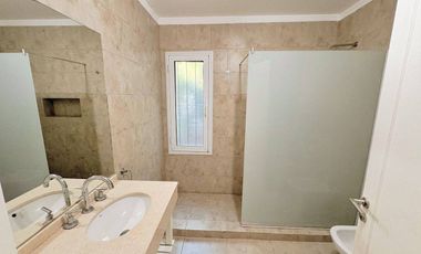 VENTA CASA EXCLUSIVO BARRIO LA ARBOLADA 5 AMB