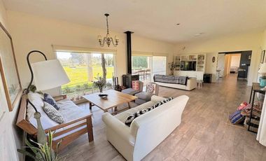 VENTA CASA EXCLUSIVO BARRIO LA ARBOLADA 5 AMB