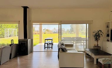 VENTA CASA EXCLUSIVO BARRIO LA ARBOLADA 5 AMB