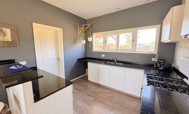 VENTA CASA EXCLUSIVO BARRIO LA ARBOLADA 5 AMB