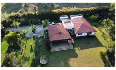 Venta de Hermosa Casa Campestre Cerca del Aeropuerto