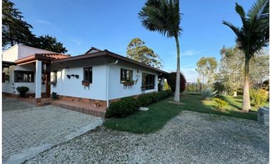 Venta de Hermosa Casa Campestre Cerca del Aeropuerto
