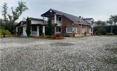 Venta de Finca Tradicional en Llanogrande Ubicación y Topografía Plana