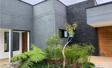 Venta Casa de Lujo en El Retiro para Estrenar Ubicación y Exclusividad