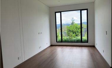 Venta Casa de Lujo en El Retiro para Estrenar Ubicación y Exclusividad