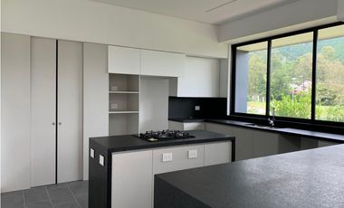 Venta Casa de Lujo en El Retiro para Estrenar Ubicación y Exclusividad