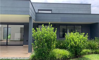 Venta Casa de Lujo en El Retiro para Estrenar Ubicación y Exclusividad