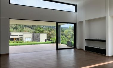 Venta Casa de Lujo en El Retiro para Estrenar Ubicación y Exclusividad