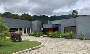 Venta Casa de Lujo en El Retiro para Estrenar Ubicación y Exclusividad