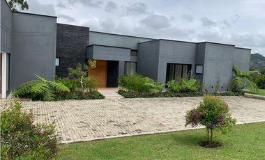 Venta Casa de Lujo en El Retiro para Estrenar Ubicación y Exclusividad