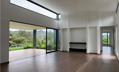 Venta Casa de Lujo en El Retiro para Estrenar Ubicación y Exclusividad