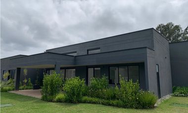 Venta Casa de Lujo en El Retiro para Estrenar Ubicación y Exclusividad