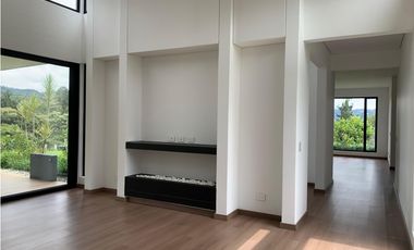 Venta Casa de Lujo en El Retiro para Estrenar Ubicación y Exclusividad