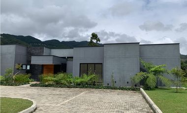 Venta Casa de Lujo en El Retiro para Estrenar Ubicación y Exclusividad