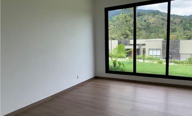 Venta Casa de Lujo en El Retiro para Estrenar Ubicación y Exclusividad